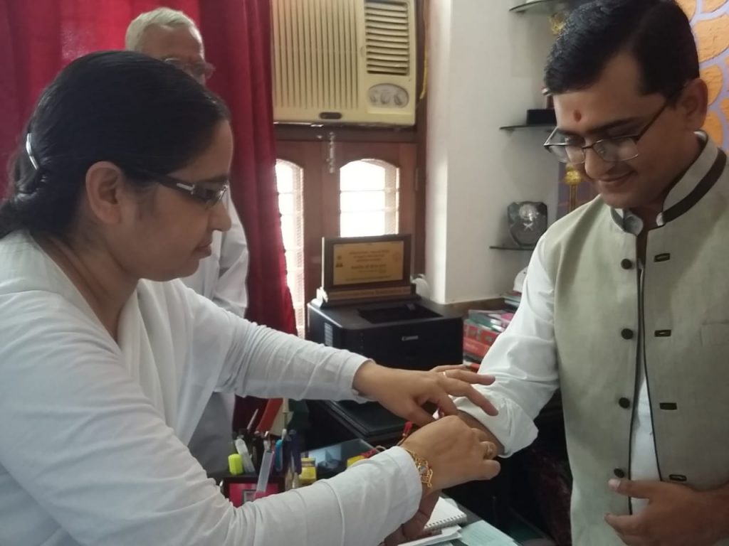 तोशाम हरियाणा  रक्षा बंधन के पावन पर्व पर उप विभागीय न्यायिक मजिस्ट्रेट सौरव गुप्ता को राखी बांधते हुए बी के चंद्रकला