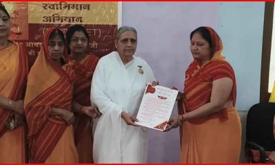 अंतरराष्ट्रीय महिला दिवस पर जैन भवन तोशाम में तेरापंथ महिला मंडल द्वारा ब्रह्माकुमारीज़ तोशाम प्रभारी बीके मंजू दीदी को सम्मानित किए जाने का दृश्य