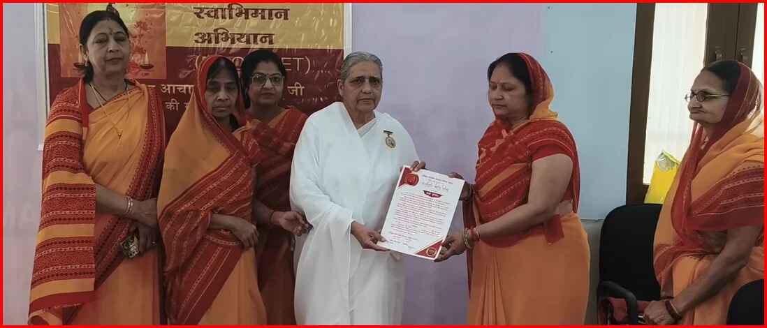 अंतरराष्ट्रीय महिला दिवस पर जैन भवन तोशाम में तेरापंथ महिला मंडल द्वारा ब्रह्माकुमारीज़ तोशाम प्रभारी बीके मंजू दीदी को सम्मानित किए जाने का दृश्य